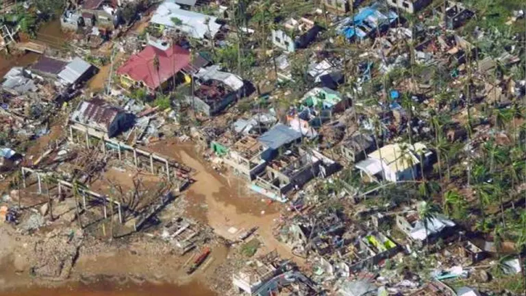 El tif&oacute;n Rai deja al menos 31 muertos en Filipinas. EFE
