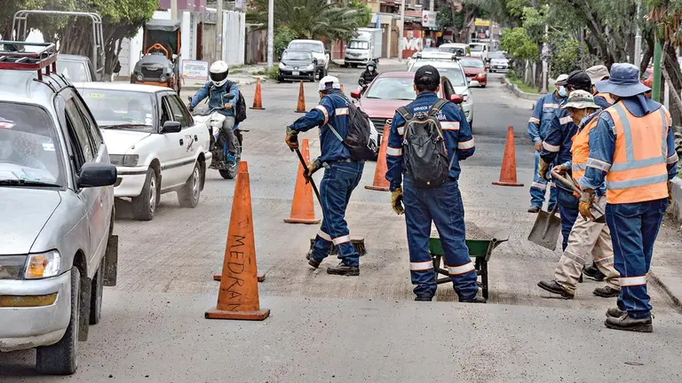 Una cuadrilla de funcionarios municipales repara una vía.                 Dico Solís