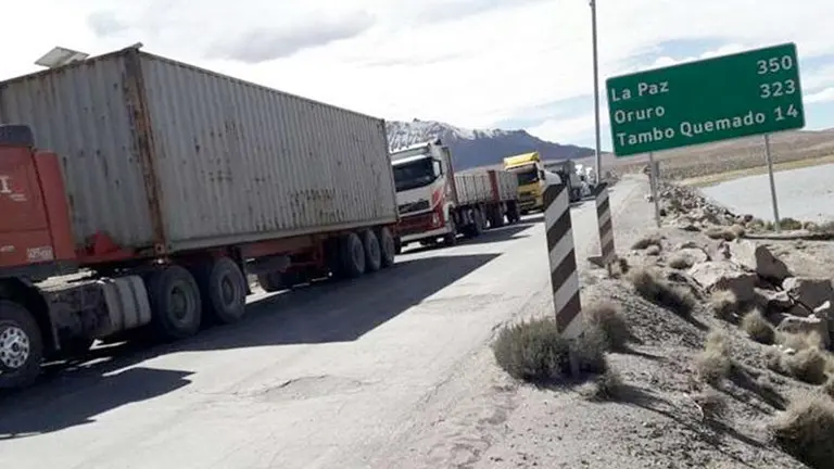 Fotograf&iacute;a de transportistas que recorren la carretera Bolivia - Chile. Foto: Todologisticanews