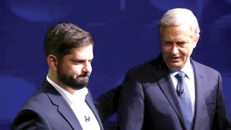 Gabriel Boric (i) y José Antonio Kast (d), luego del debate presidencial.                 EFE