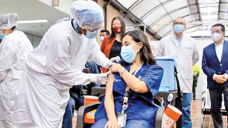 Una mujer es vacunada en Colombia contra el coronavirus.              ARCHIVO
