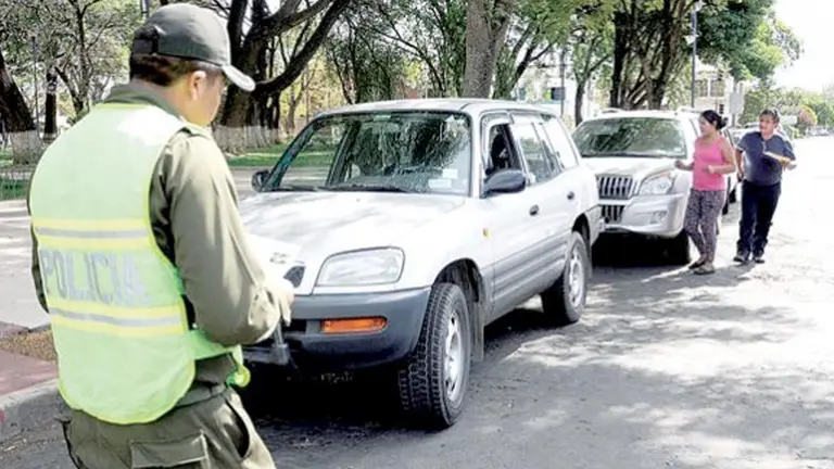 Inspecci&oacute;n Vehicular./ ARCHIVO