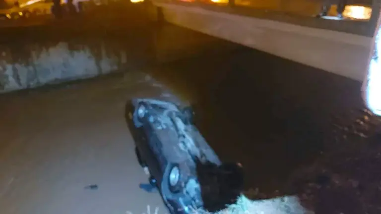 Un autom&oacute;vil se embarranc&oacute; y 3 personas quedaron heridas en el Alto. Foto: Urgente.bo