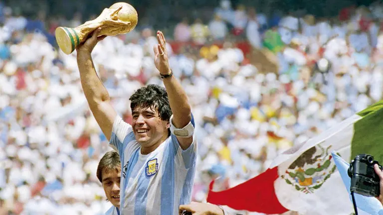 Diego Armando Maradona levanta la Copa del Mundo, en 1986. FORBES COLOMBIA