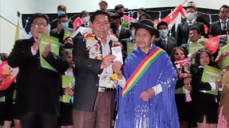 Antonia Valencia, de 65 a&ntilde;os, se grad&uacute;a y logra la excelencia acad&eacute;mica en El Alto. ABI