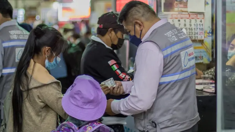 Control de parte de la Defensor&iacute;a de la Ni&ntilde;ez y Adolescencia en la Terminal de Buses. GAMC.