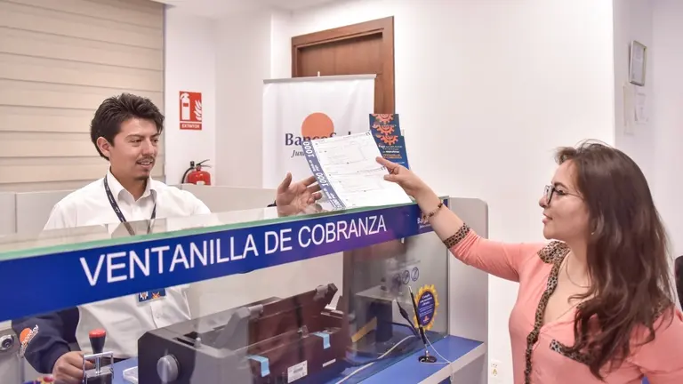 Una cliente recibe atención en una de las ventanillas del BancoSol.