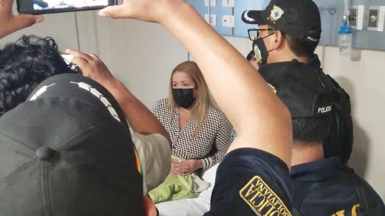 La exalcaldesa interina de Santa Cruz, Ang&eacute;lica Sosa, minutos antes de ser trasladada a la Fiscal&iacute;a. El D&iacute;a