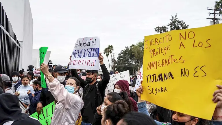 Migrantes de diversas nacionalidades se manifiestan a las afueras de un cuartel militar por la falta de seguridad en los albergues hoy, en la ciudad de Tijuana, estado de Baja California (México). EFE