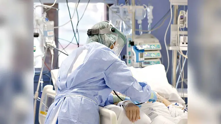 Una enfermera atiende a un paciente con coronavirus. EFE