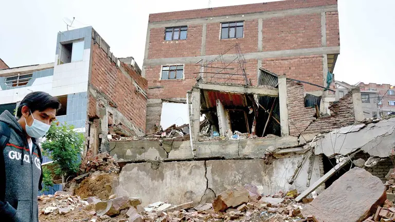 Una casa destrozada por la fragilidad del suelo de la serranía Ticti. DICO SOLÍS