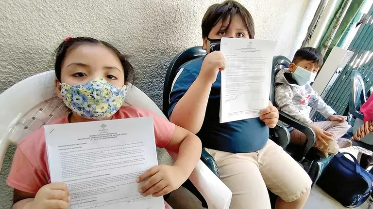 Niños muestran documentos de la vacunación anticovid. DICO SOLÍS