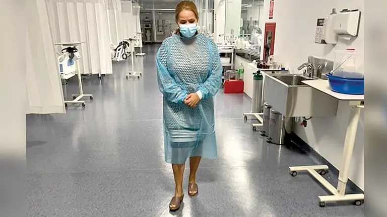 La exalcaldesa Angélica Sosa, en una de las salas del hospital privado donde fue atendida antes de ingresar a prisi&oacute;n. FACEBOOK
