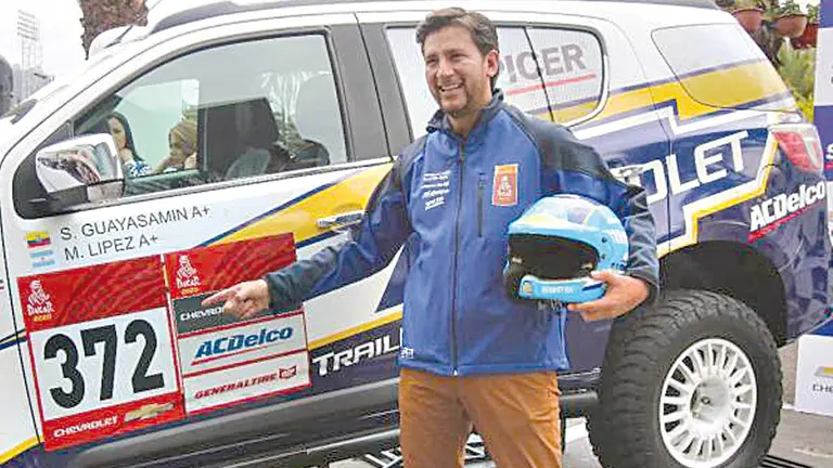 Sebastián Guayasamín, junto a su coche. ORBITA DEPORTIVA