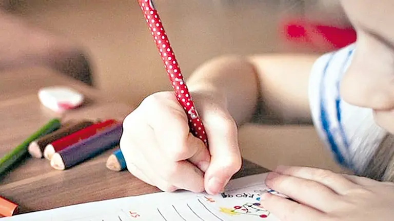 Imagen referencial de una niña realizando sus tareas. ARCHIVO