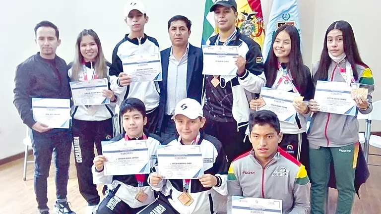 Los campeones mundiales tras el reconocimiento. ARIEL GUZMÁN