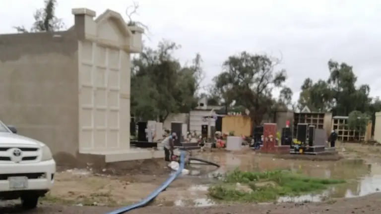La extracci&oacute;n de agua en el cementerio de Punata. ALCALD&Iacute;A DE PUNATA