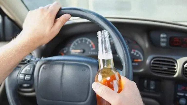 Imagen referencial de un conductor bajo los efectos del alcohol. HAUPEI24