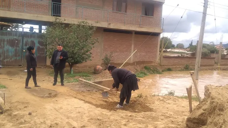 La crecida del afluente en un barrio de Cliza. MANCOMUNIDAD DE MUNICIPIOS DE LA REGI&Oacute;N VALLES
