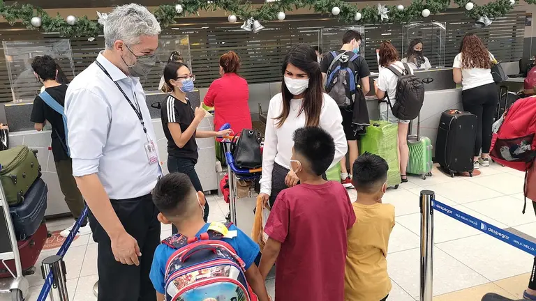 Los tres ni&ntilde;os repatriados de la Argentina a Bolivia. CONSULADO DE BOLIVIA EN ARGENTINA.