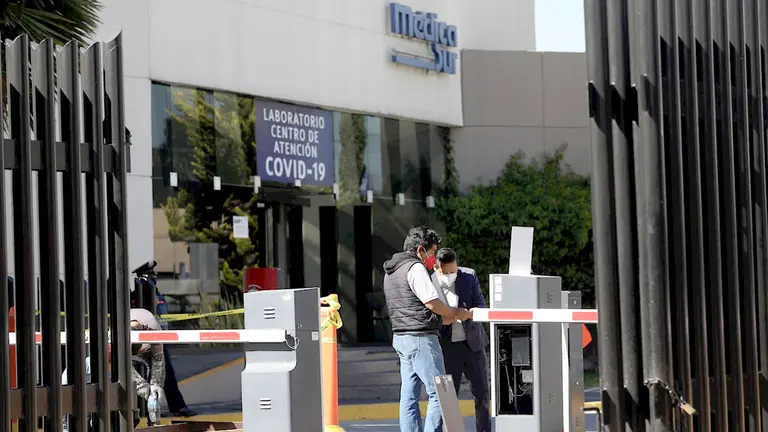  Representantes de diferentes medios de comunicación permanecen este jueves, al exterior de un Hospital al sur de la Ciudad de México, atentos del estado de salud de la actriz mexicana, Silvia Pinal. EFE