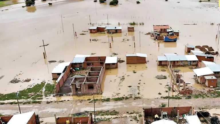 Imagen aérea de las casas en medio del agua, en Cliza. SAR-FAB