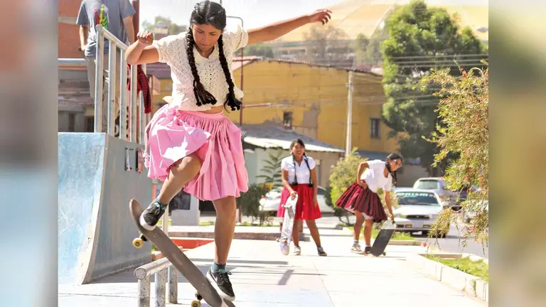 Imilla Skate es la propuesta de un grupo de cochabambinas que tiene como objetivo enseñar e incentivar a toda mujer o niña que quiera aprender a patinar. ALEJANDRO ORELLANA