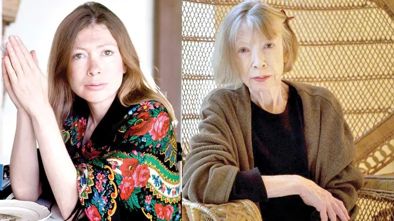 Retrato de Joan Didion. Tomado en su casa de Malibú (California), en octubre de 1972 (i).La escritora en su apartamento de Nueva York, en una imagen sin fechar (d). GETTY IMAGES-NEVILLE ELDER