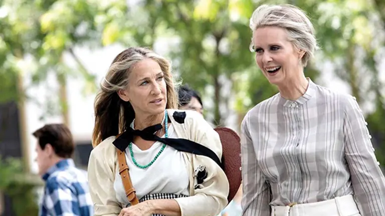 Sarah Jessica Parker (izquierda) junto a Cynthia Nixo (derecha) en &lsquo;And Just Like that...&rsquo;, una secuela de la exitosa &lsquo;Sex and the City&rsquo;. HBO MAX