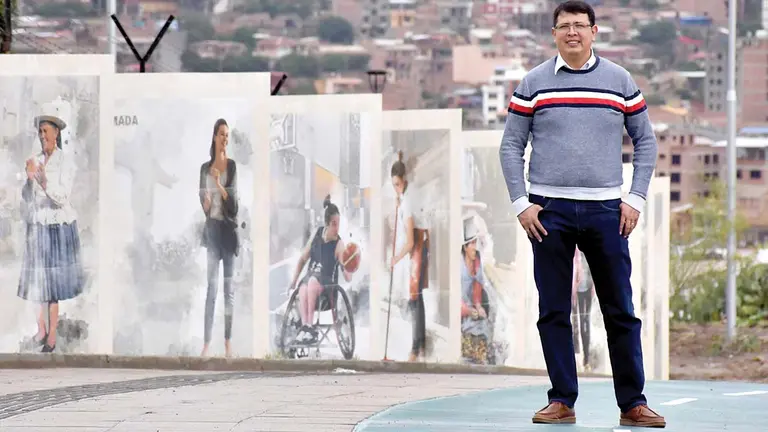 En gerente de ECCSA, Raúl Solares, en un área de murales femeninos implementados en la Coronilla. DICO SOLÍS