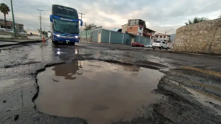 Uno de los baches en la ciudad. DICO SOL&Iacute;S.