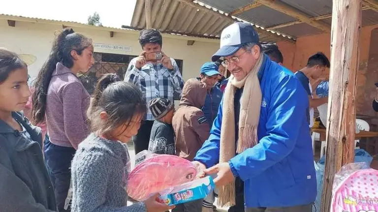 El gobernador de Cochabamba, Humberto Sánchez, en un evento solidario. GADC