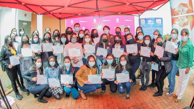 Las 45 j&oacute;venes mujeres graduadas del "Tecno Kochalita". GAMC.