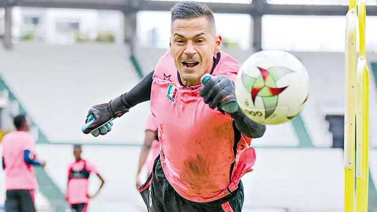 El portero José Escobar despeja la pelota. RRSS