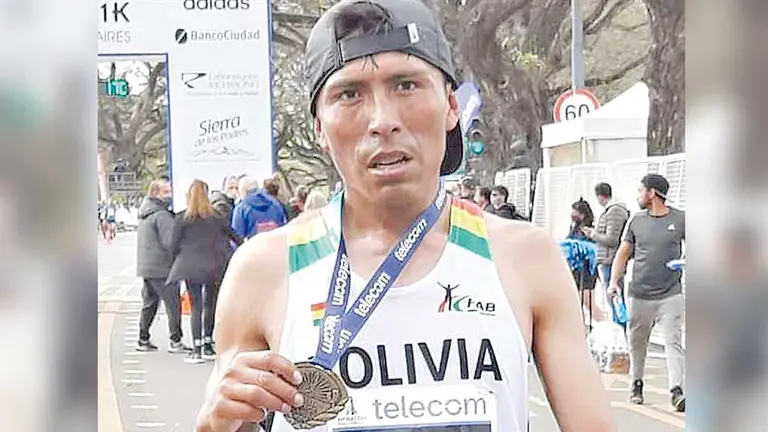 Héctor Garibay con la medalla de oro en el Maratón de Buenos Aires. ARCHIVO