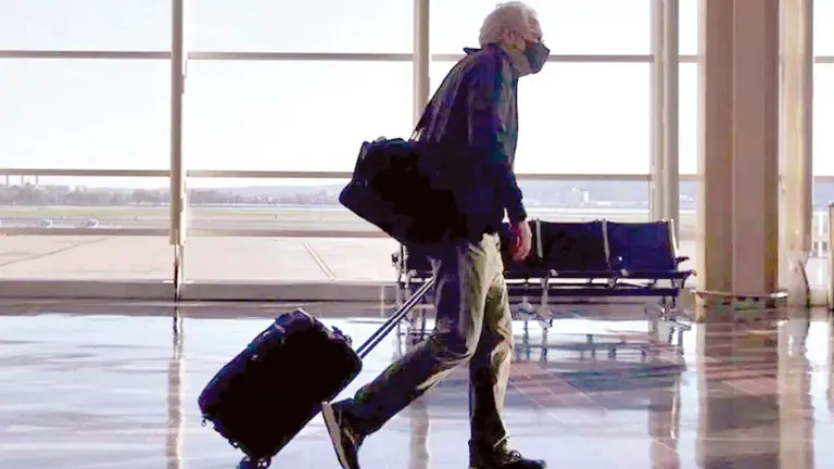Imagen referencial de un pasajero en un aeropuerto de EEUU. ARCHIVO