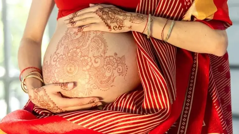 Una embarazada con un tatuaje con henna natural. GU&Iacute;A ONGS