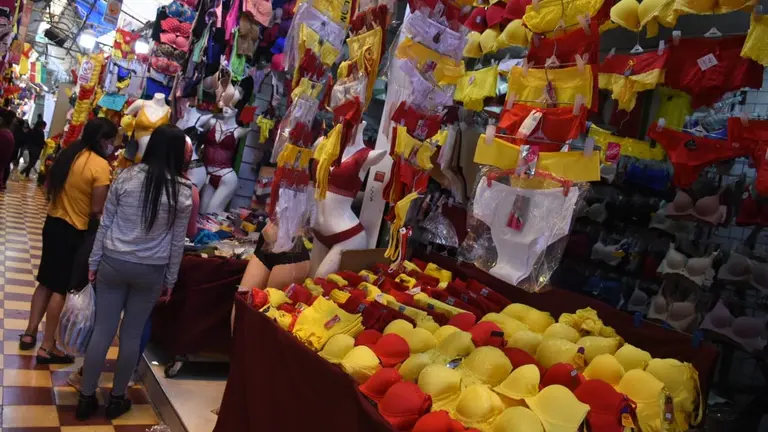 Oferta de ropa interior por A&ntilde;o Nuevo en el mercado. DICO SOL&iacute;S.