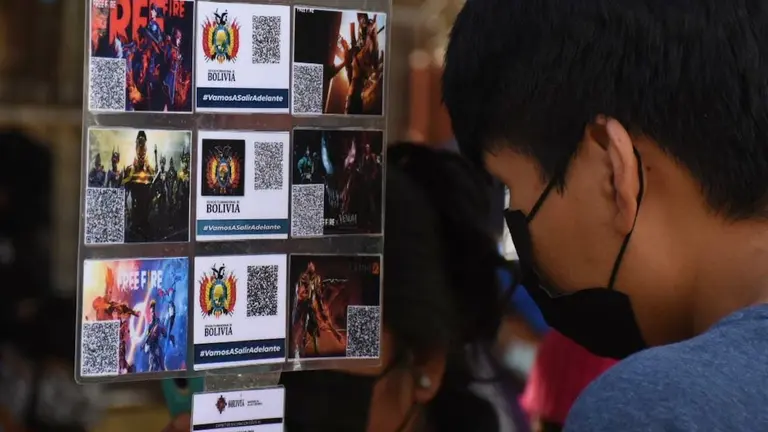 Un adolescente que observa los modelos de carnets de vacuna. DICO SOL&Iacute;S.