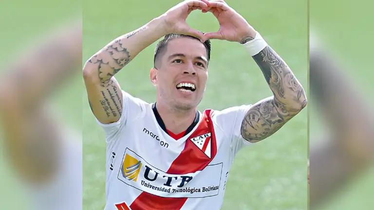 Javier Sanguinetti festeja un gol en Always Ready. APG