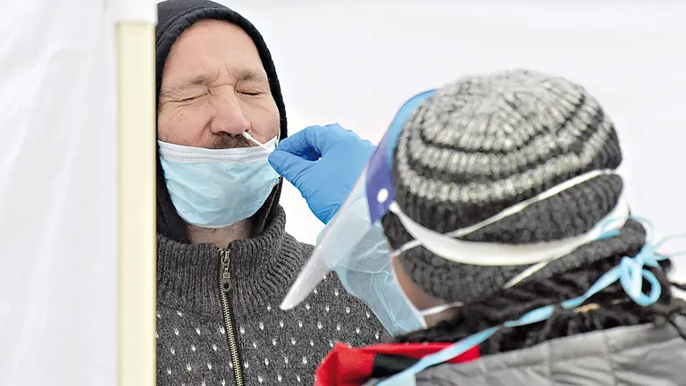 Un funcionario de salud toma una prueba de antígeno nasal a un paciente. EFE