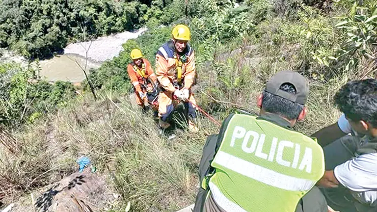Rescatan los cuerpos de las víctimas mortales en la carretera Caranavi-La Paz. PUNTO ROJO