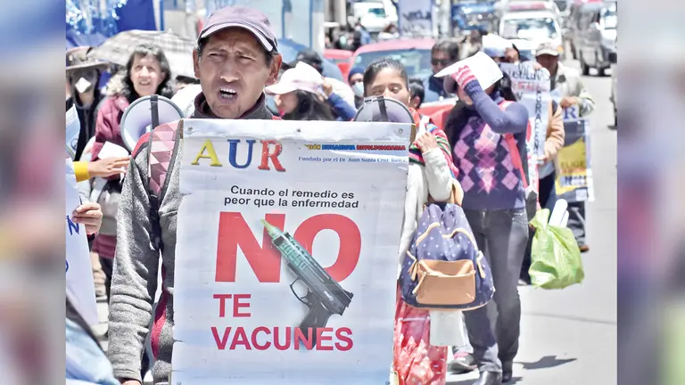 La protesta de un grupo de personas conocido como &ldquo;antivacunas&rdquo;, en La Paz. APG
