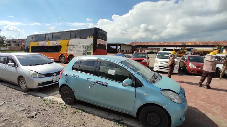 Una imagen de los vehículos comisados por la Aduana Boliviana en Cochabamba. NOÉ PORTUGAL