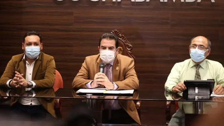 El alcalde de Cochabamba, Manfred Reyes Villa (d), anuncia la suspensi&oacute;n de las fiestas por A&ntilde;o Nuevo. CAIO RUVENAL