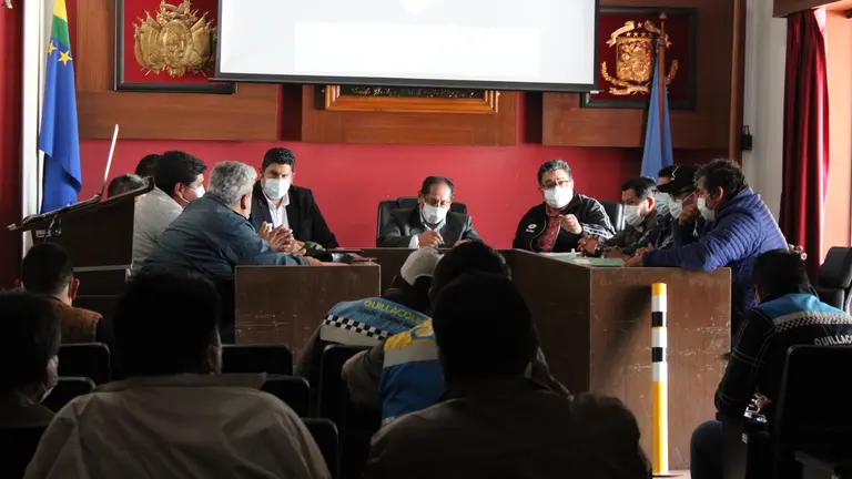 Autoridades de Quillacollo y el Comit&eacute; de Transporte reunidos este mi&eacute;rcoles. ALCALD&Iacute;A DE QUILLACOLLO