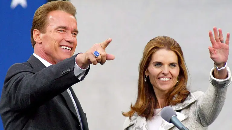 Fotografía de archivo del exgobernador de California Arnold Schwarzenegger (i) junto a su exesposa Maria Shriver (d). EFE