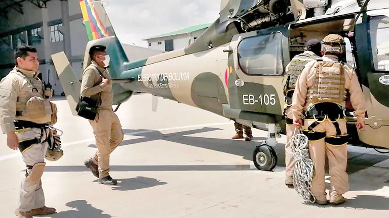 Personal de rescate aborda un helicóptero. GOBERNACIÓN