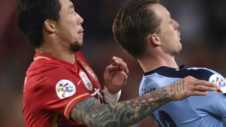 China proh&iacute;be hacerse nuevos tatuajes a jugadores de la selecci&oacute;n de f&uacute;tbol. EFE