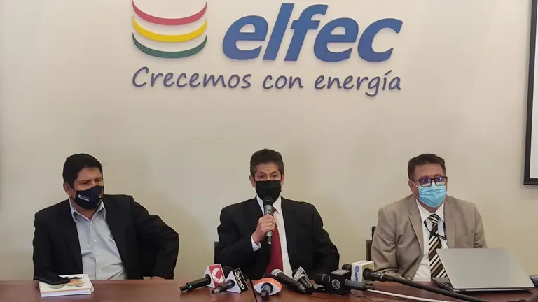Ejecutivos de ELFEC brindan una conferencia de prensa. NOÉ PORTUGAL